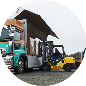 大型ウィング車とフォークリフト